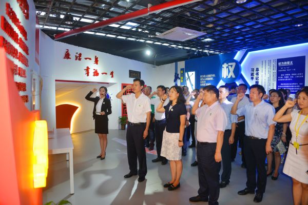 区委常委、区纪委书记张华伟带领大家重温入党誓词