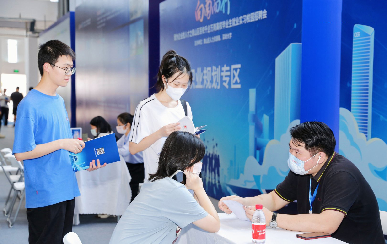 南山区百校千企万岗高校毕业生就业实习校园招聘会举行