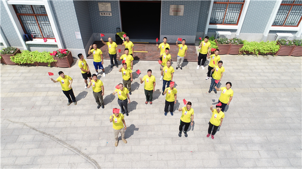 退役军人们摆出“40”造型，致敬深圳经济特区成立40周年.jpg