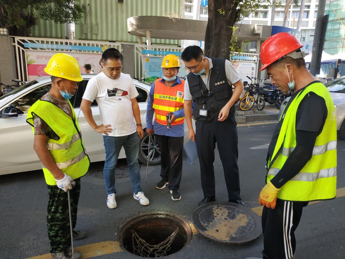 水务局执法科和水务集团工作人员联合查处污水管网错接乱排问题.jpg