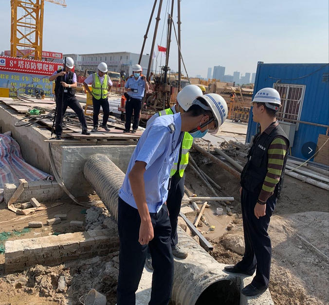 水务局执法人员与水务集团南山分公司联合查处工地偷拍泥浆水违法行为.png