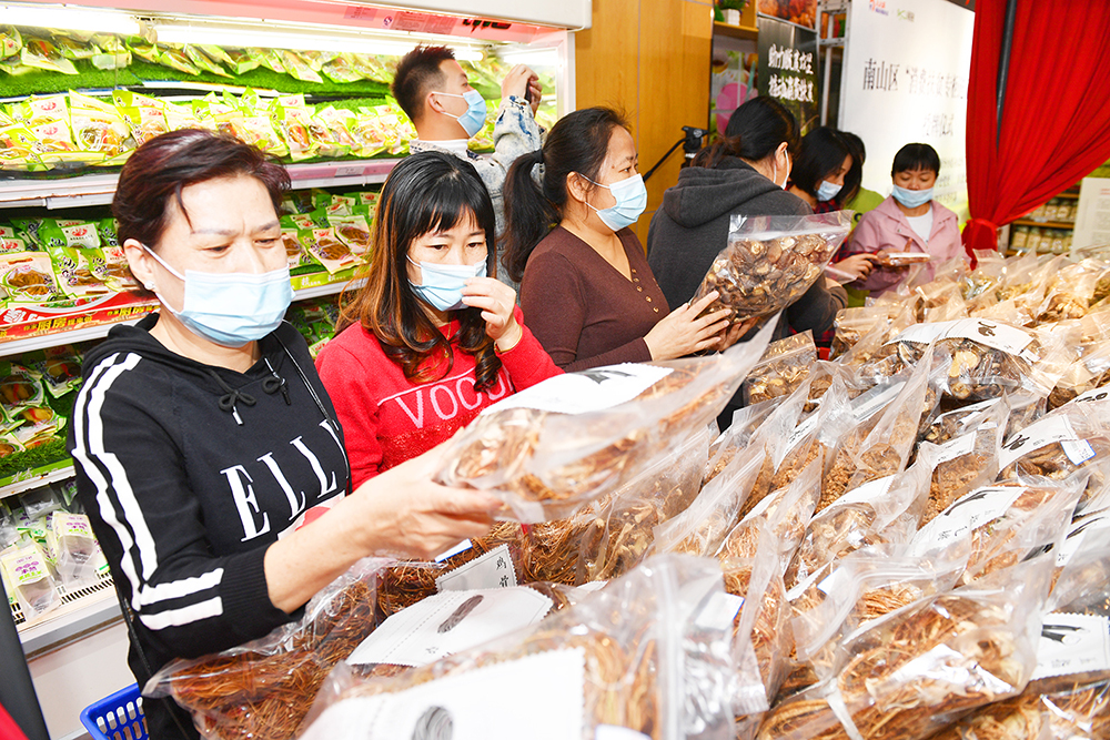 南山区首个扶贫专柜落地人人乐 为留深过年市民添上“扶贫大餐”