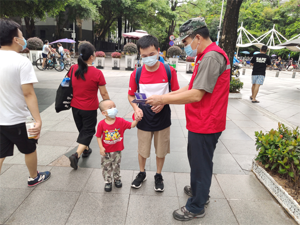 图二：现场发放防诈骗知识宣传单.jpg