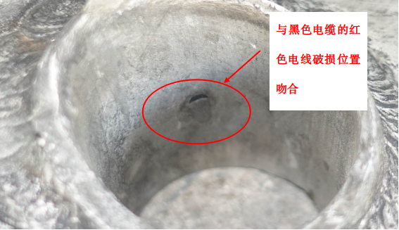 图10.穿线管靠上断口的内部有一处焦黑（红圈处）.png