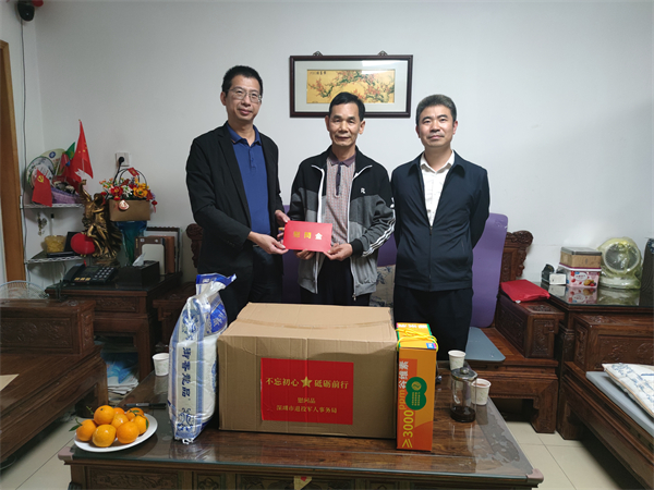 南山区退役军人服务中心主任李勇和七级职员张明走访慰问辖区退役军人.jpg
