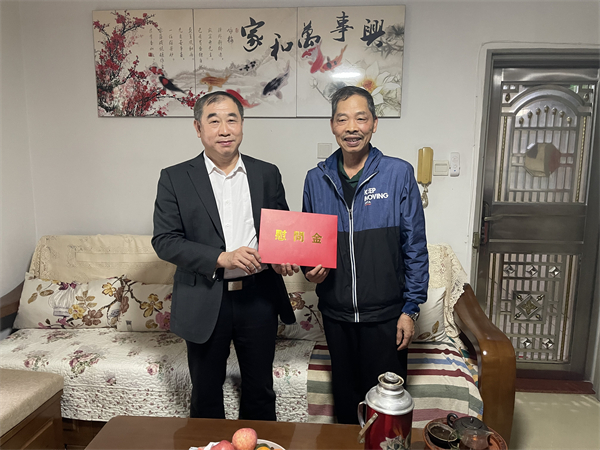 南山区退役军人局副局长林道勇走访慰问辖区退役军人 .jpg
