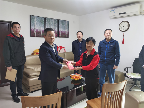 南山区退役军人局局长薛声波、南山区退役军人服务中心主任李勇走访慰问辖区退役军人 .jpg