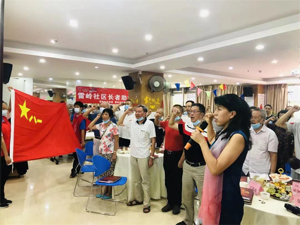 参加社区八一活动（右一王洪梅）.jpg