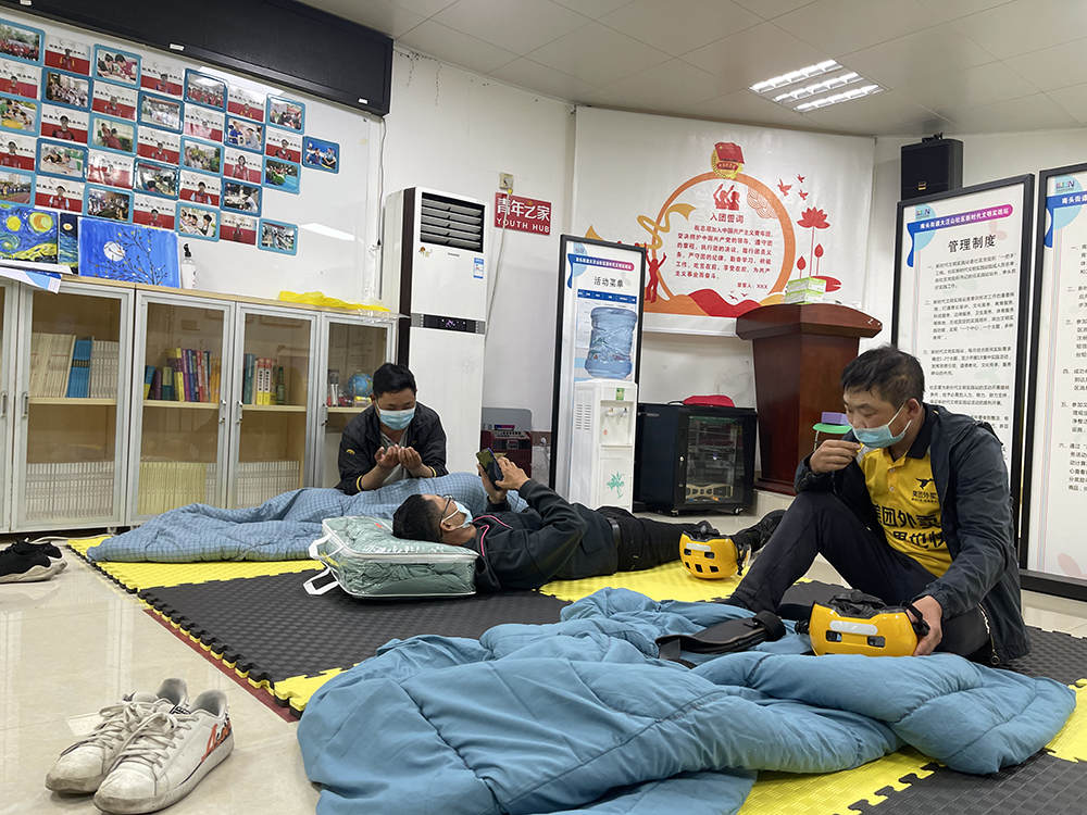 快递骑手入住暖蜂驿站。消息报融媒体记者 方俊鹏 摄.jpg
