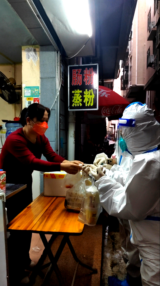南头肠粉店老板娘请“大白”吃早餐。资料图.png