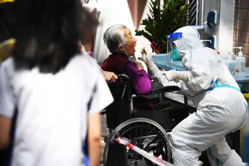 医务人员为老人做核酸采样。消息报融媒体记者 贺志熙 摄.jpg
