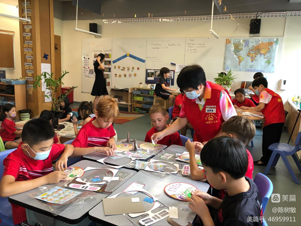 Members of Wanxia Handicraft Volunteer Team teach primary students at Shekou International School to make traditional Chinese poetry-themed ornaments last September._副本.jpg