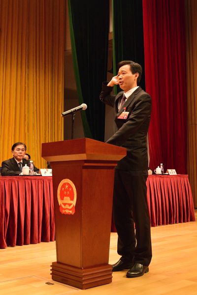 新当选区监察委员会主任张华伟向宪法宣誓