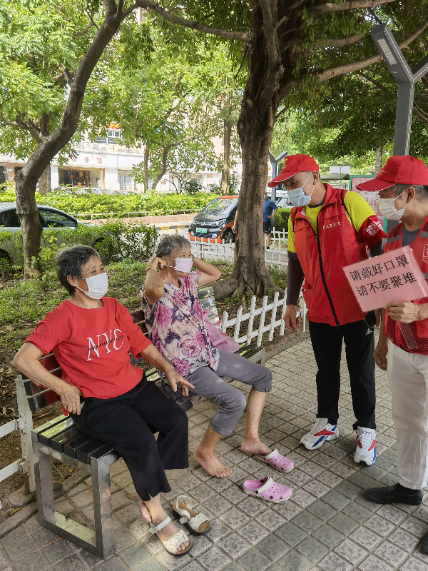 桃源社区退役军人志愿者助力疫情防控，提醒居民戴口罩。.png