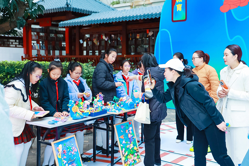 与会嘉宾参观了南山区一体化德育沉浸式展览——南山德育特快列车。区教育局.jpg