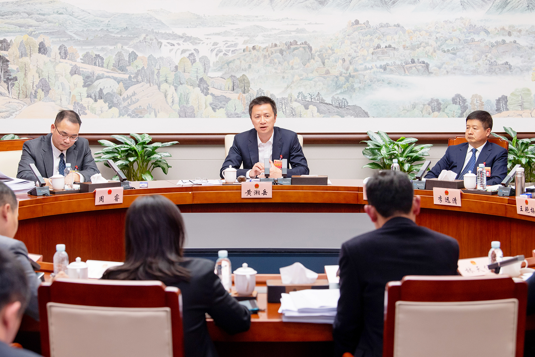 南山区委书记黄湘岳参加分组审议和讨论时表示树立信心坚定决心燃起