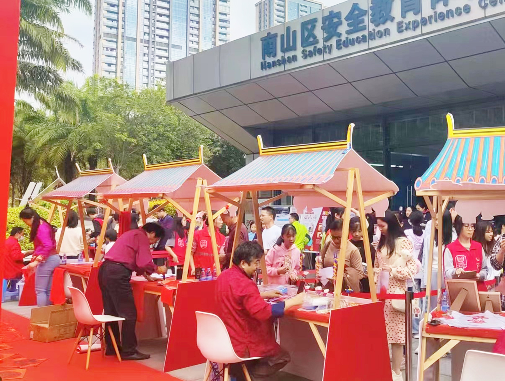 南山区安全教育体验馆开展法治宣传迎新春活动提醒市民过节不忘安全