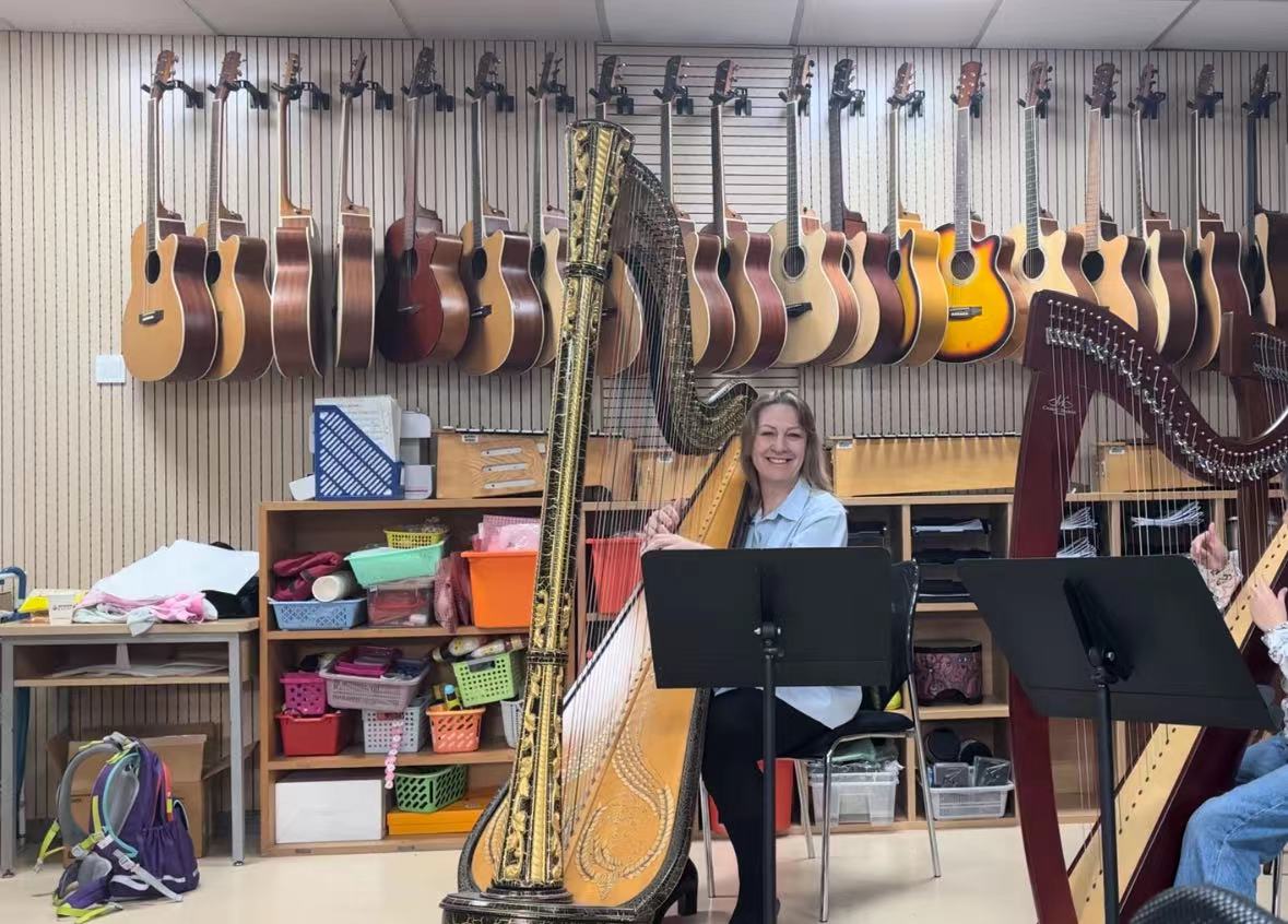 Siewert in a harp class at QSI..jpg