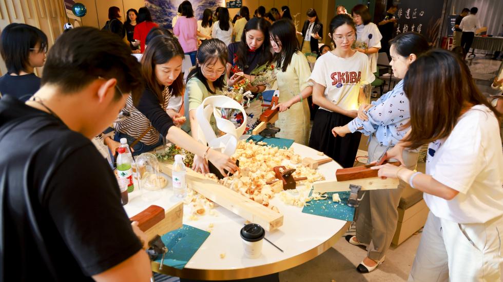 南山区西丽街道新围社区开展工会下午茶交流活动 体验非遗木制刨花手工 营造暖心温馨文化氛围