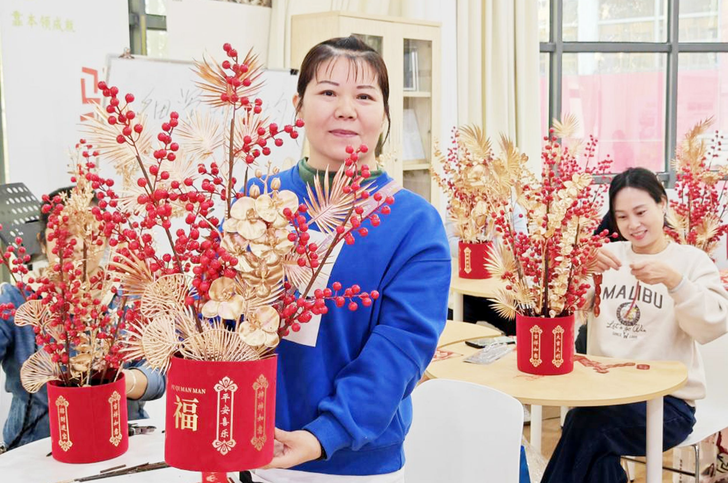 南山区西丽街道新围社区巧手做福桶 欢乐迎新年