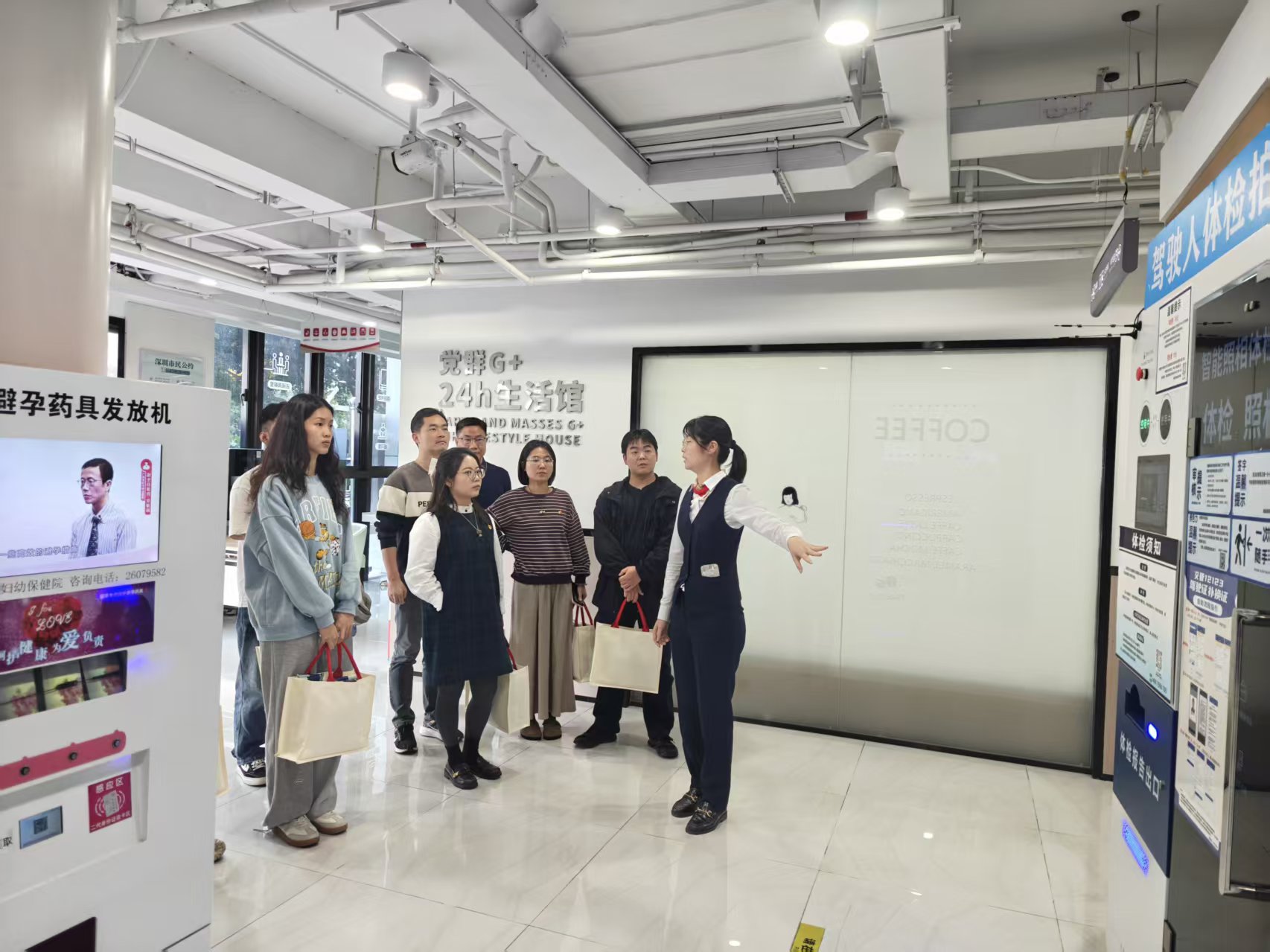 西丽街道便民服务中心开展政务公开日活动