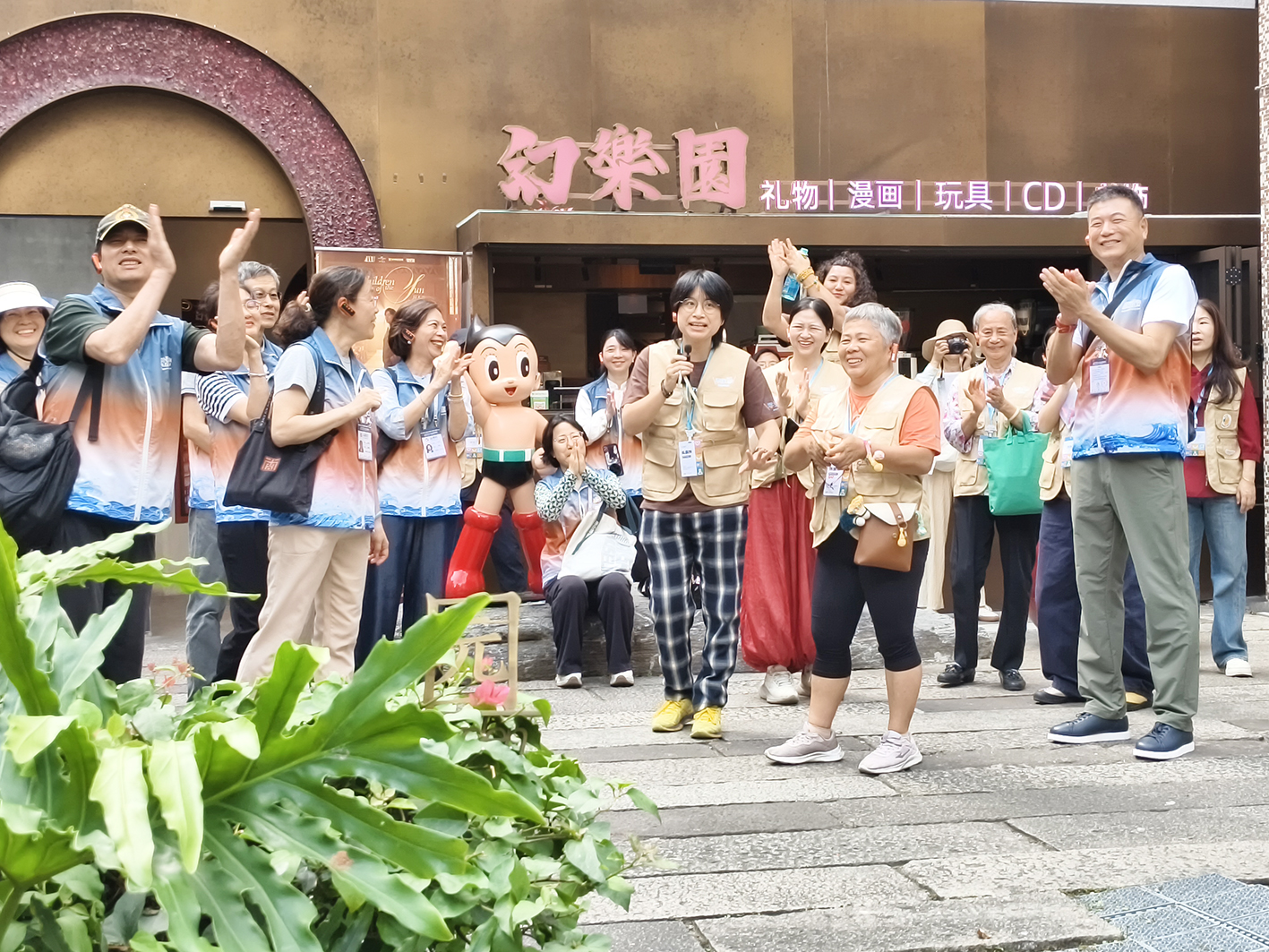 日前，南山博物馆志愿服务队联合好奇庙社区营造中心&middot;零里说团队，在南头古城开展志愿宣讲交流活动。南山博物馆志愿者在古城南门、新安县衙展开示范讲解，梳理历史文化脉络。零里说团队与居民代表则立足生活视角，讲述街巷变迁、邻里趣闻与民俗风情，以鲜活记忆为古城注入人文温度。恰逢深圳筹备APEC会议，本次活动助力志愿者打磨兼具专业度、烟火气与国际表达力的宣讲内容，凝聚南山志愿服务力量，展现鹏城历史文化魅力。消息报融媒体记者 姚家玥 摄影报道.jpg