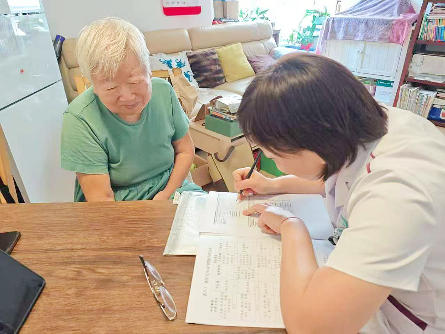 湾厦社康医生上门为65岁以上老年人做数字认知筛查。受访单位供图.jpg