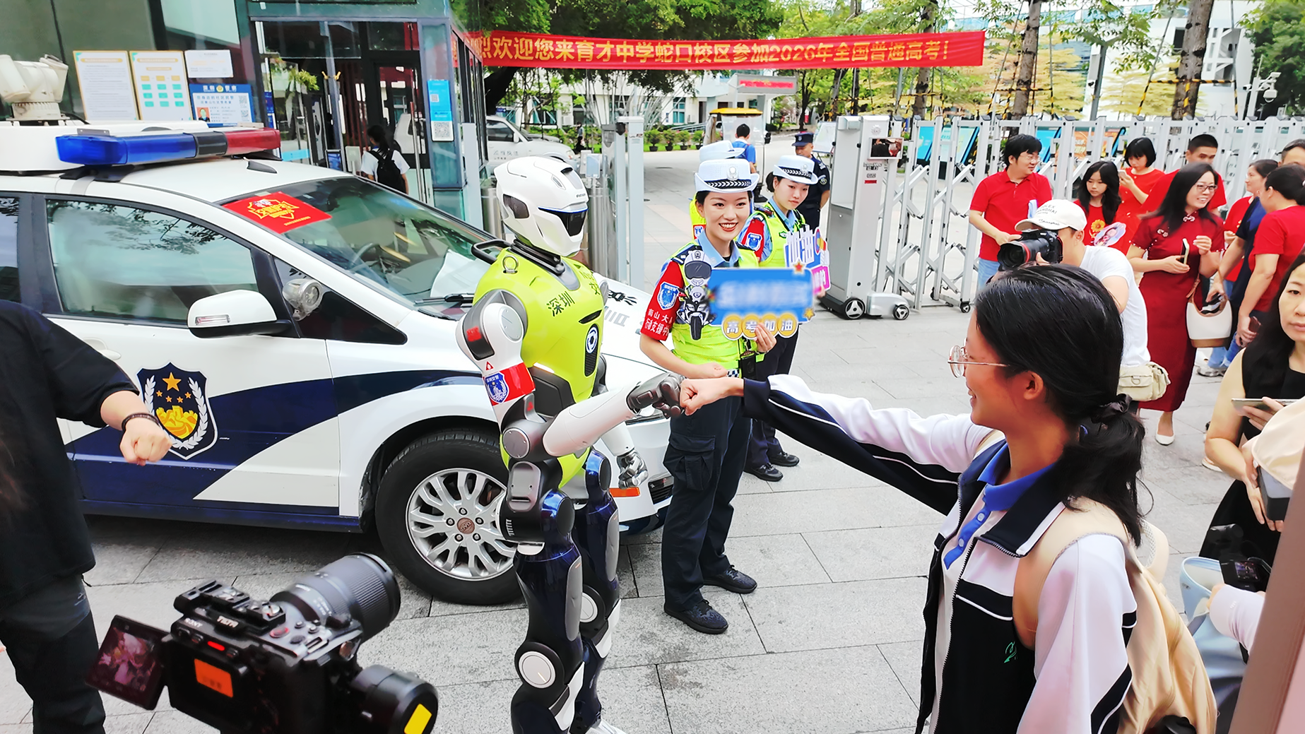 机器人和考生互动，送上祝福。消息报融媒体记者 吴京为 摄.png