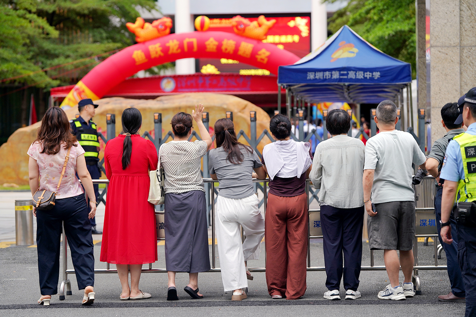 深圳市第二高级中学考点外，家长目送孩子进入考场。消息报融媒体记者 黄雪波 摄.jpg