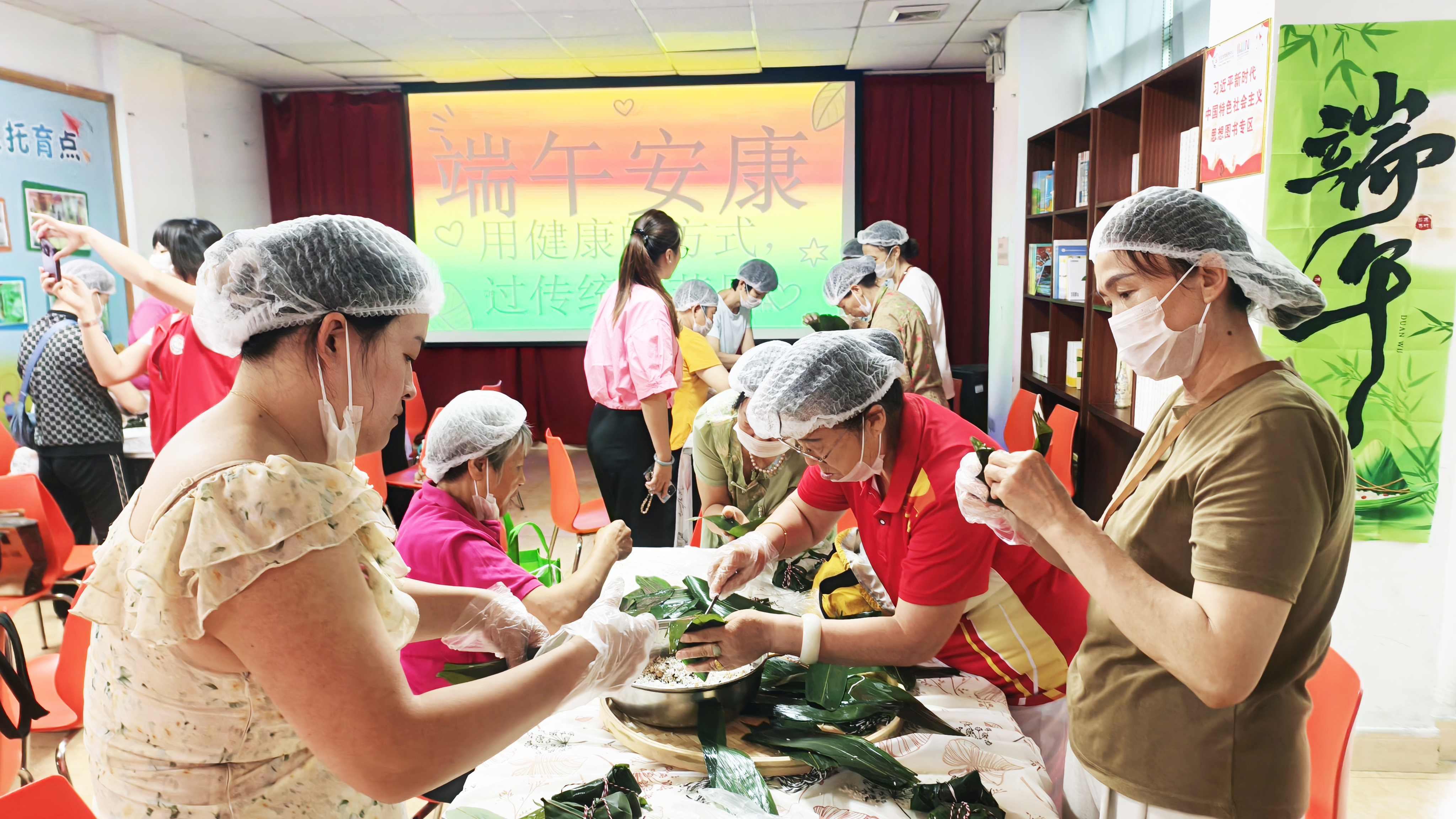 近日,西丽街道西丽社区精心组织了一场“巧手包粽子”邻里共建活动,吸引了辖区近300名居民热情参与。.jpg
