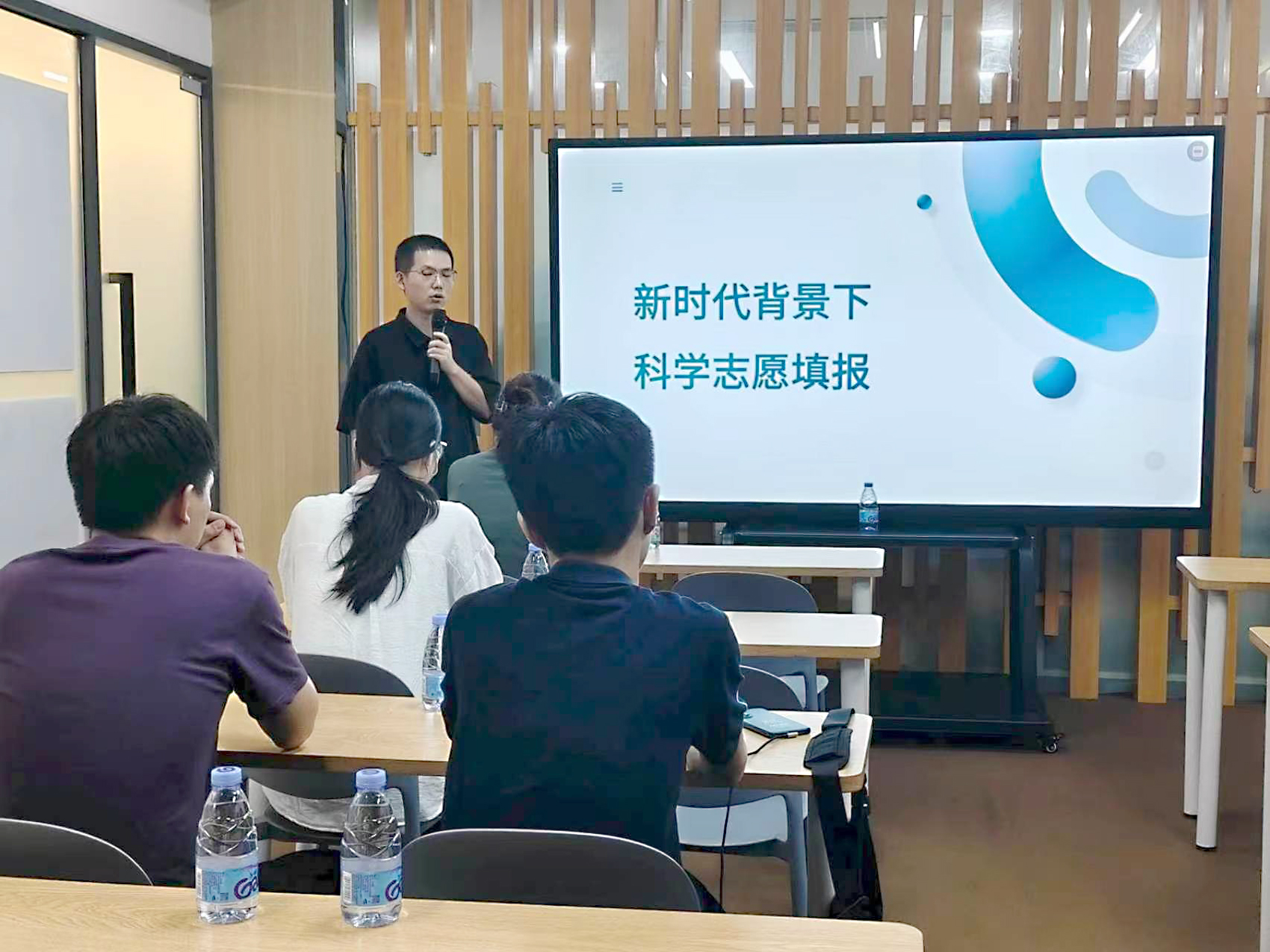 沙河街道“沙河职通e站”开展以“专业适配兴趣，规划职业人生”为主题的高考志愿填报公益指导活动，吸引辖区20余名学子及家长到场参与。活动紧盯考生志愿填报与职业规划的实际需求，提供面对面、实打实的指导服务。专业人员现场为大家答疑解惑。消息报融媒体记者 .jpg