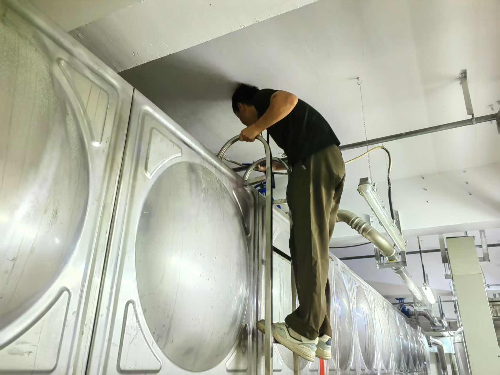 水务工作人员巡检供水设备保障居民用水.jpg