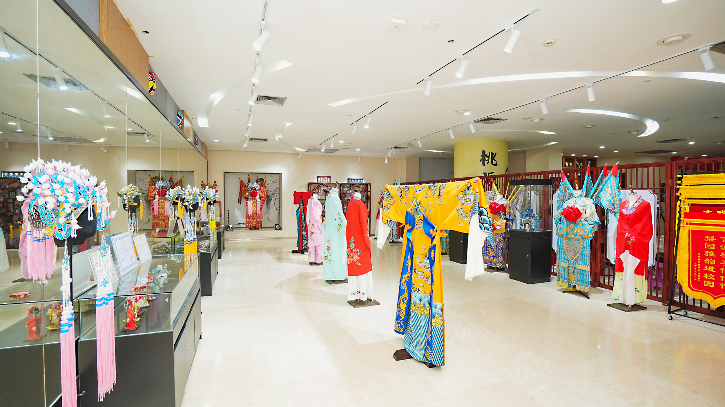 近日,深圳南山区桃源街道落成全市首个豫剧专题展陈活动室。200余平方米的空间内,176件戏服、盔头、传统乐器有序陈列,尽展戏曲之美;展演区弦索悠扬、周周有戏,把梨园雅韵送到居民家门口。桃源街道豫剧专题展陈活动室。.jpg