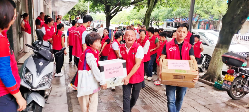 近日,南山区志愿者联合会助学组、义家人助学志愿者协会组织56名志愿者奔赴江西赣州定南县,开展助学公益活动。据悉,定南助学点自2010年设立,十六载深耕助学一线。截至今年,项目累计资助学生550人,其中366名学子顺利完成学业,184名学子持续受助,累计资助金额超500万元。志愿者向定南县捐赠图书等物资。受访单位供图.png