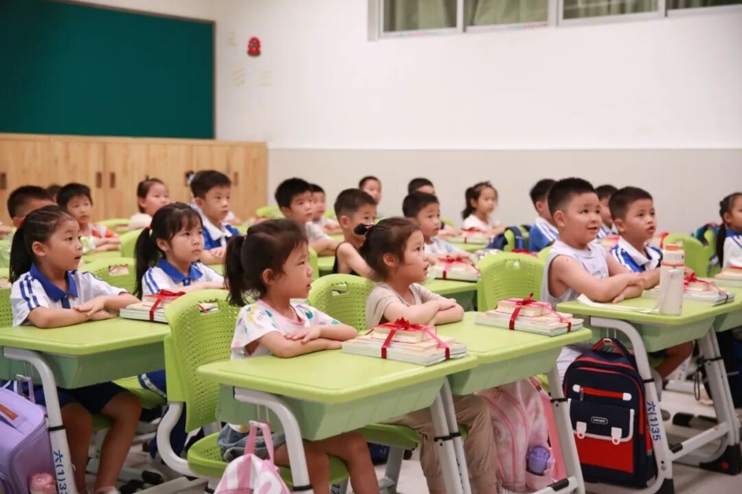 2026年秋季新学期如约而至。9月1日,南山各校园以崭新面貌开启育人新篇。松坪二小新生开心入学。学校供图.jpg