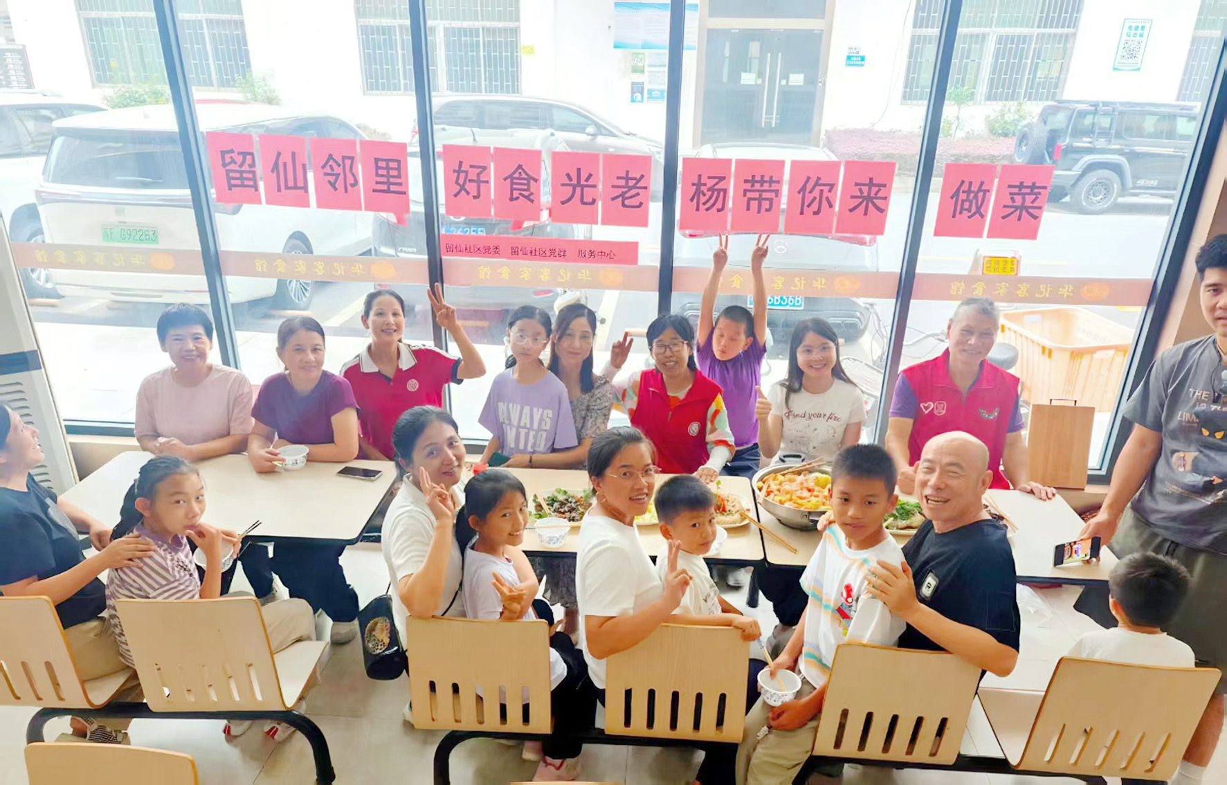 西丽街道打造“家门口”的邻里会客厅,留仙社区打造“快乐厨房”特色品牌。西丽街道供图.jpg