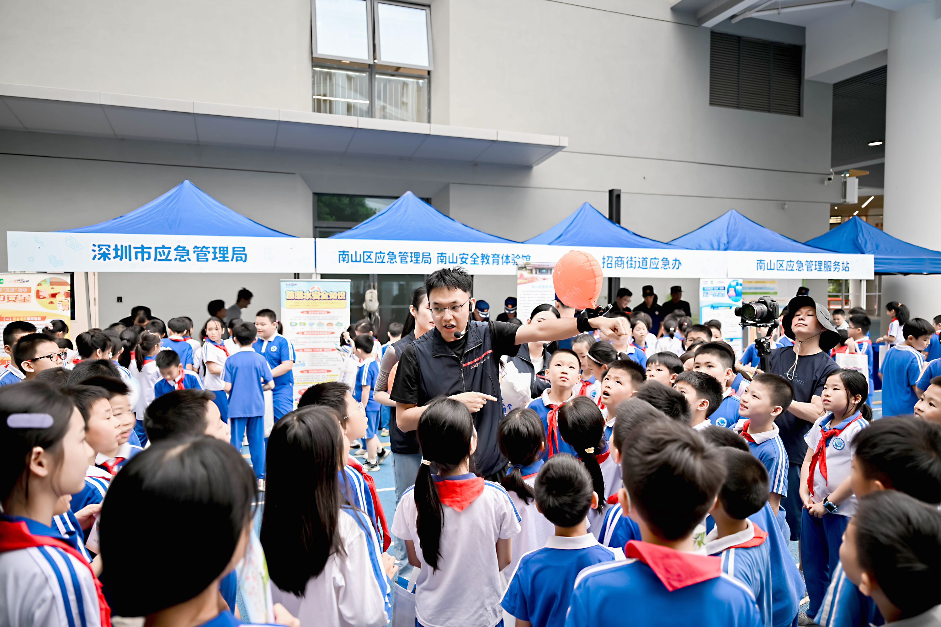 日前，由深圳市应急委办指导，深圳市应急管理局、深圳市教育局主办，南山区应急管理局、南山区教育局协办，深圳市城市公共安全技术研究院、深圳市南山区第二外国语学校（集团）赤湾学校承办的“上好开学安全第一课，护航平安美好新学期”安全宣传进学校主题活动，在深圳市南山区第二外国语学校（集团）赤湾学校（以下简称“赤湾学校”）举行。130名学生现场打卡，一站式学习实用应急技能。同学们在互动体验中巩固安全知识。.jpg