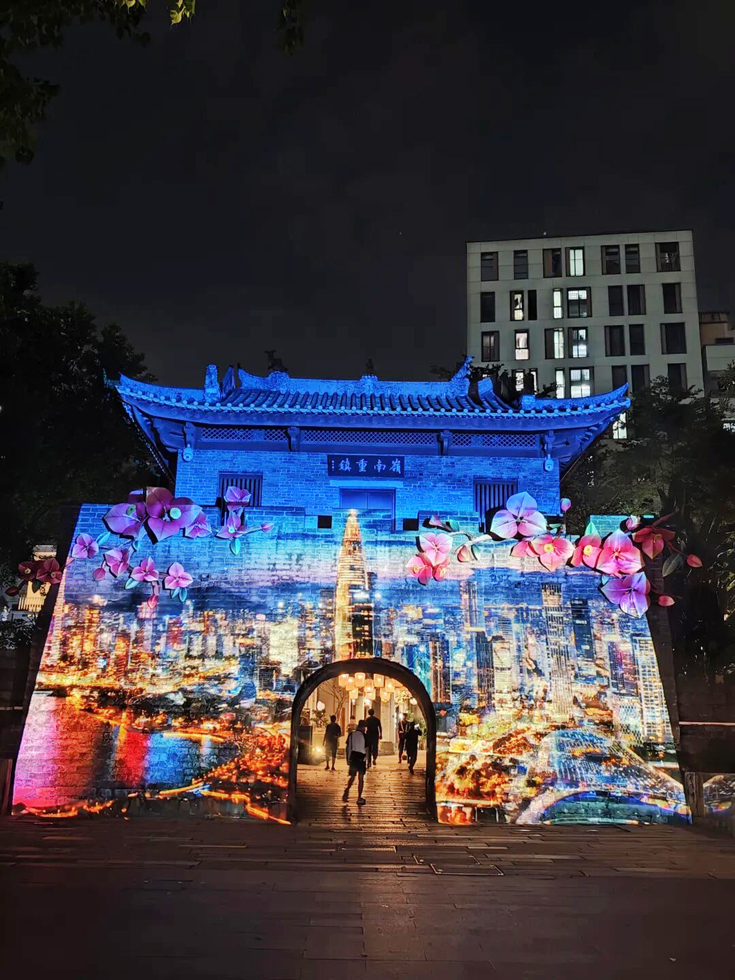 中秋佳节期间,南头古城“民艺潮起·花好月圆”系列文旅活动火热开启。南头古城光影秀让历史与现代完美融合。消息报融媒体记者 戴妩頔 摄.jpg