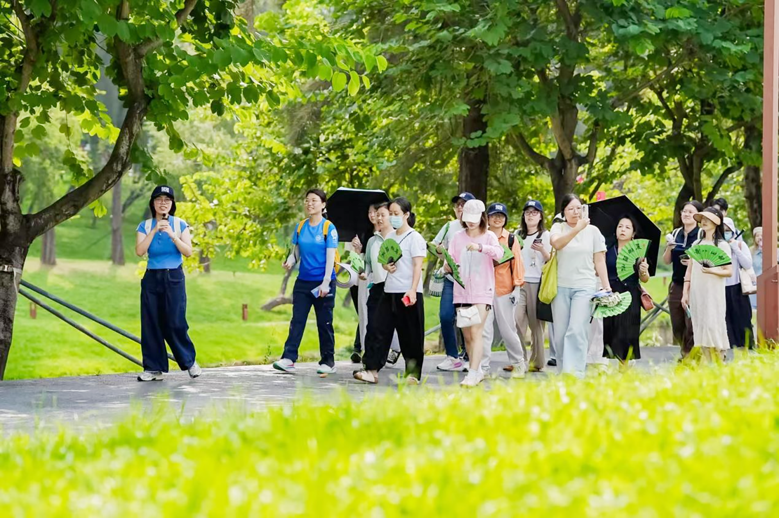 9月24日下午,“南山八景”全民带路计划第四站“丽湖留仙”主题活动走进西丽湖片区。参与者漫步大沙河畔。受访单位供图.png