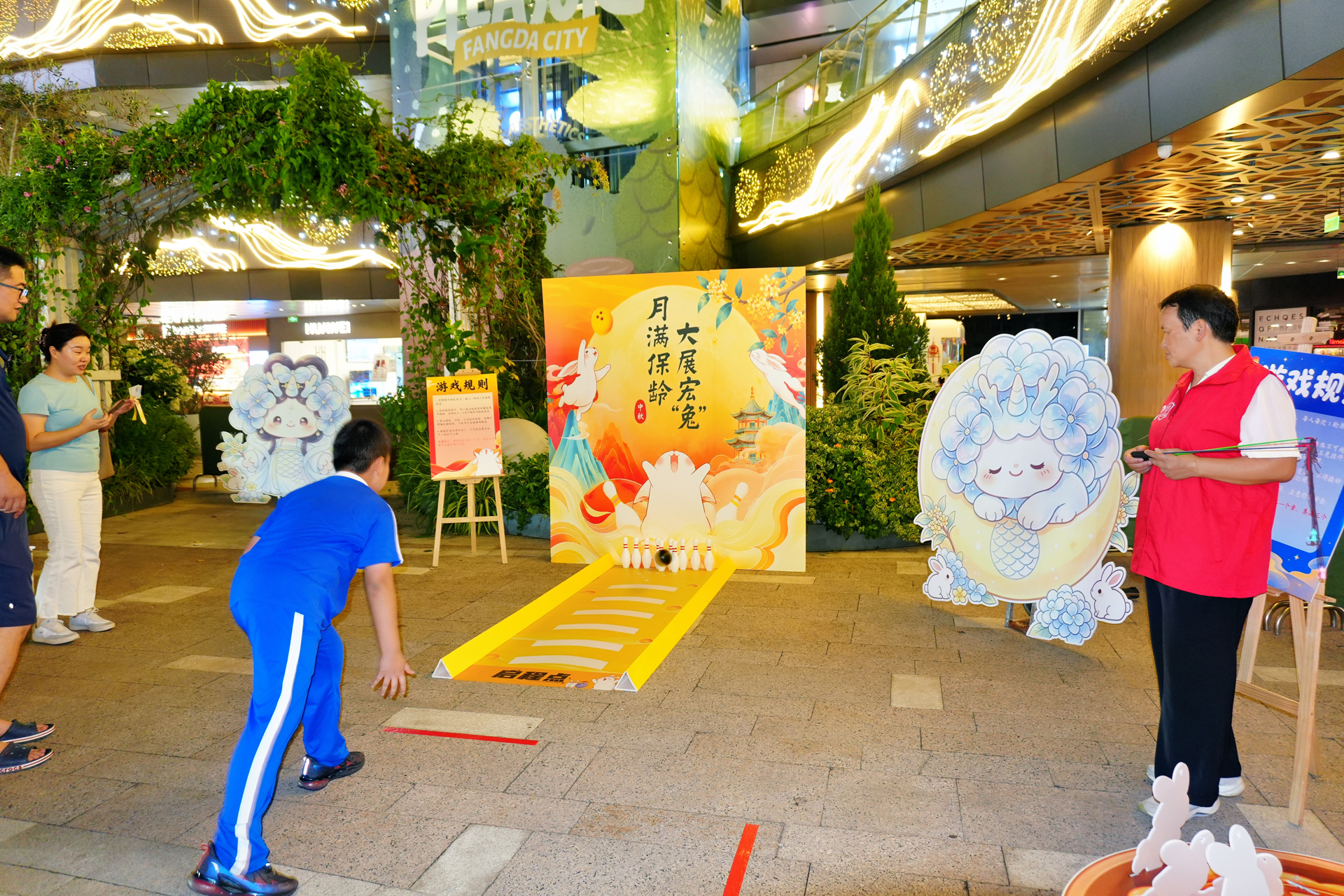 近日,桃源街道龙悦社区联合方大城购物中心开展“桂香月下集”主题活动。活动依托社区“民生微实事”项目,采用午间集市与夜间游园“双场联动”模式,将非遗手作、传统文化与社区原创IP“龙宝”融入活动场景,打造沉浸式文化体验,吸引辖区居民及商圈上班族踊跃参与,有效拉近邻里距离,丰富辖区群众精神文化生活。活动吸引不少居民参与。消息报融媒体记者 吴可 摄.jpg