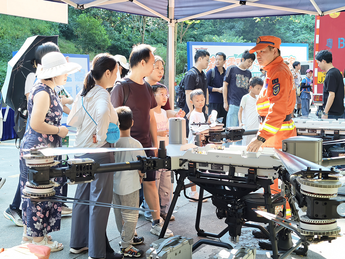 近日,南山区2026年安全宣传“五进”活动之森林特别防护期科普宣传行动,在塘朗山郊野公园西南登山入口开展。现场展出救援设备,让市民直观感受森林消防的专业力量。受访单位供图.jpg