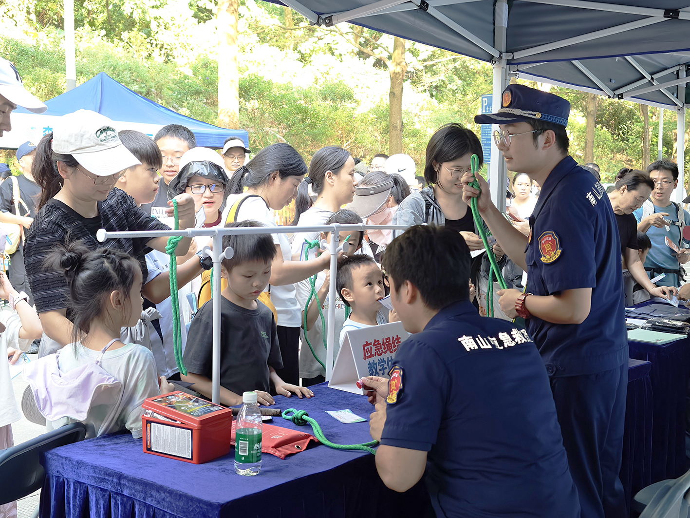 近日,南山区2026年安全宣传“五进”活动之森林特别防护期科普宣传行动,在塘朗山郊野公园西南登山入口开展。市民群众踊跃参与掌握应急技能。受访单位供图.jpg
