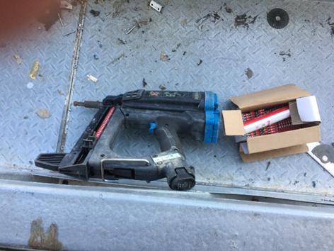 图二  瓦斯水泥射钉枪及射钉.jpg
