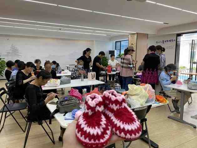 南园社区“巧手织温暖”同心南园邻里互助会编织活动项目1
