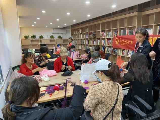 南园社区“巧手织温暖”同心南园邻里互助会编织活动项目3