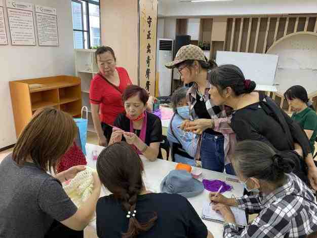 南园社区“巧手织温暖”同心南园邻里互助会编织活动项目4